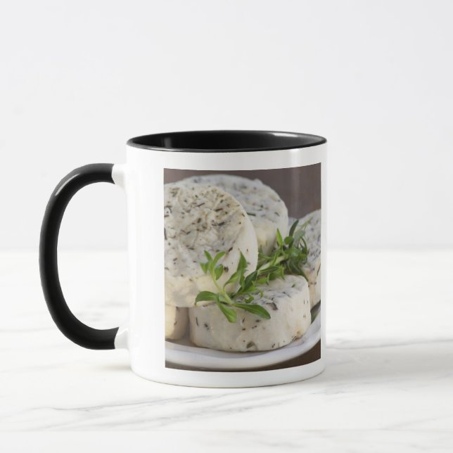 Fransk getost - chevre - med örter på en mugg (Vänster)
