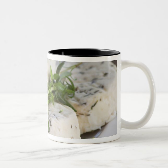 Fransk getost - chevre - med örter på en Två-Tonad mugg (Höger)