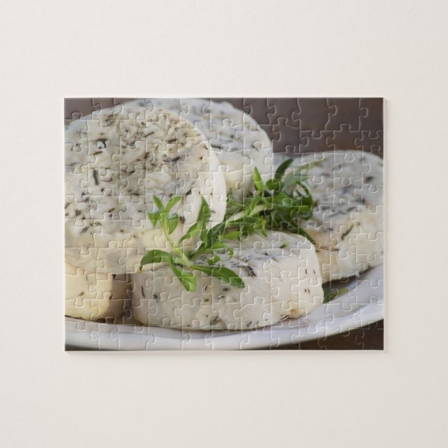 Fransk getost - chevre - med örter på pussel (Horisontell)