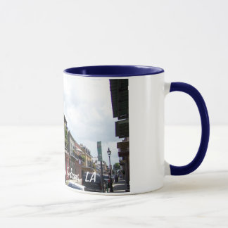 Fransk inkvarterar gatan beskådar New Orleans Mugg