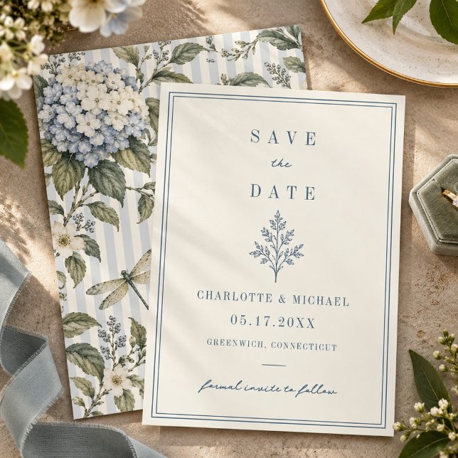 Fransk Landshustruhydrangea Trollslända Spara Datumet (Elegant blue stripe wedding card framed by watercolor hydrangeas, a dragonfly, and leaf crest.)