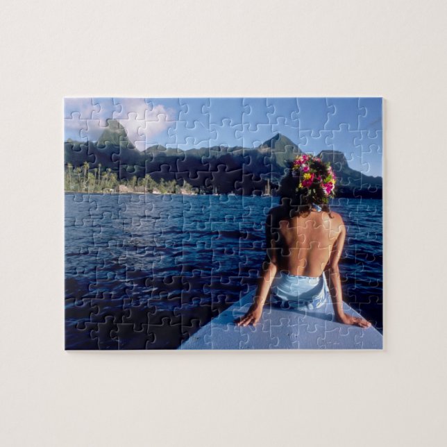 Franska Polynesien, Moorea. Kvinna njuter av utsik Pussel (Horisontell)