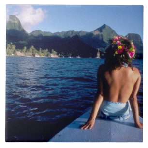 Franska Polynesien, Moorea. Kvinna som njuter av u Kakelplatta