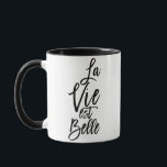 Fransken La Vie Est Belle Popular Quote Typography Mugg<br><div class="desc">"La Vie Est Belle", ett populärt citat med Fransk på enkel, elegant, bild och trendig, svartpenselns kalligrafitext typografi på en tydlig, genomskinlig bakgrund. ***VIKTIG DESIGN-ANMÄRKNING: Om du vill ha en begäran från anpassad design, t.ex. matchande produktbegäranden, färg-ändringar, placeringsändringar eller någon annan ändringsbegäran, klickar du på knappen "CONTACT" eller skickar e-post...</div>