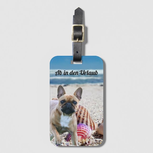 Französische Bulldogge am Meer Urlaub Bagagebricka (Framsida vertikal)