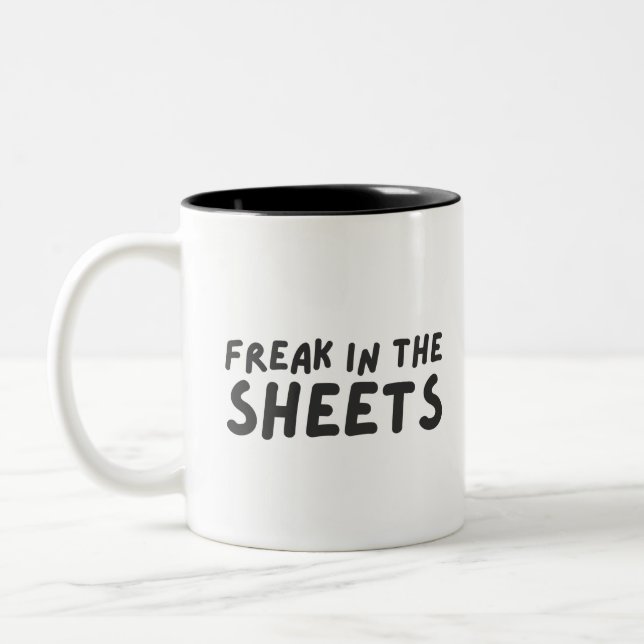 Freak i lakan-kaffe med två ton mugg (Vänster)