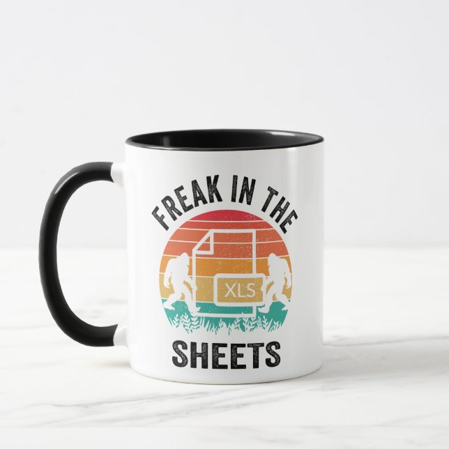 FREAK IN THE SHEETS SASQUATCH RETRO SUNSET MUGG (Vänster)