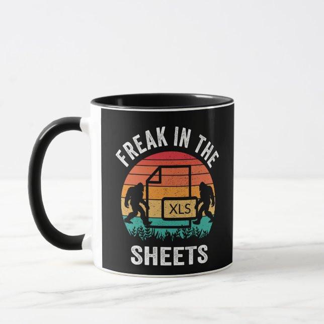 FREAK IN THE SHEETS SASQUATCH RETRO SUNSET MUGG (Vänster)
