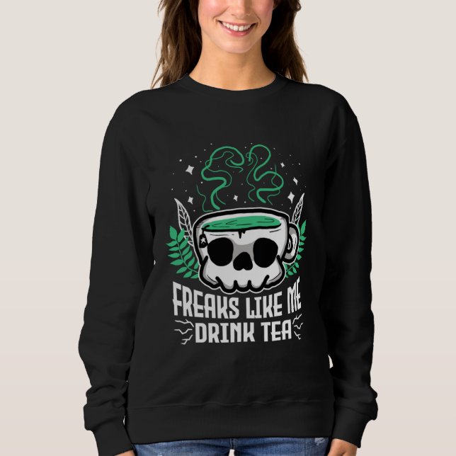 Freaks Like Me Drink Tea Gothic Skull Tea T Shirt (Framsida)