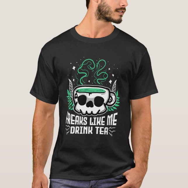 Freaks Like Me Drink Tea Gothic Skull Tea T Shirt (Framsida)