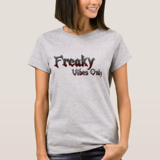 "Freaky Vibes Only"-dgn2 av Maaya Prints, Dam T Shirt