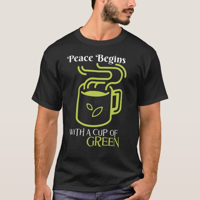Fred börjar med Kopp i Grönt - Serene Sips. T Shirt (Framsida)