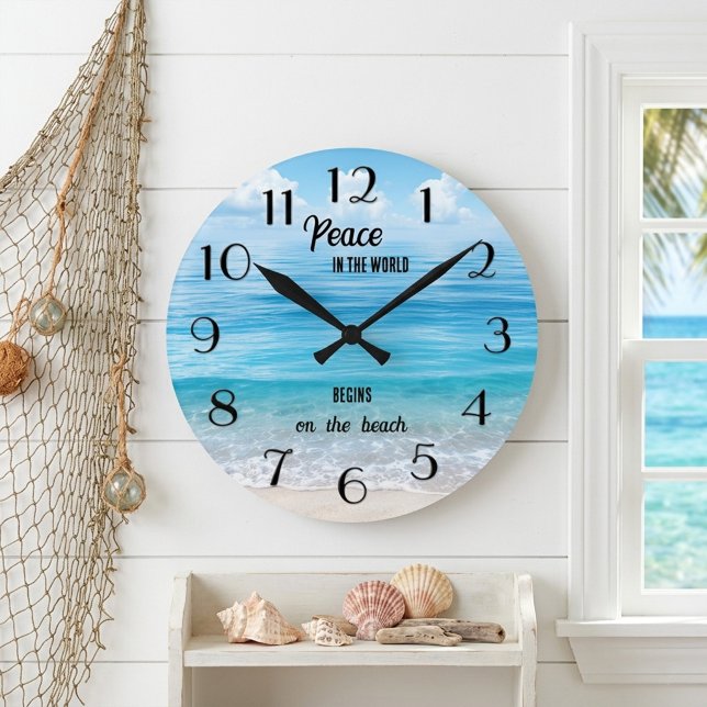 Fred börjar på den tropiska oceanens strand rund klocka (Wall clock featuring a peaceful tropical turquoise blue ocean with your custom quote)