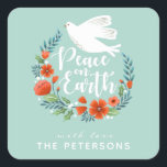 Fred i Julskript på jorden Fyrkantigt Klistermärke<br><div class="desc">En söt julklapp med en duva i en blommigt krans med ord Peace on Earth. Juldekalen är designad i grått,  rött och vitt. Anpassa den med ditt namn,  för dina julklappar i år. Designad av Blackberry Boulevard.</div>