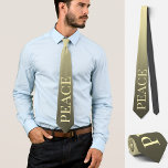 Fred, inget krig, subtil elegant brun slips<br><div class="desc">Denna vackra anpassningsbar knyter freden i ord till ljusbeige på en brun gult med goldengradient bakgrund. Idealiskt men subtivt och snyggt sätt att visa er inställning till fred och frihet,  mot krig och våld. För pacifister,  demonstrationer mot krig och fredssökande.</div>