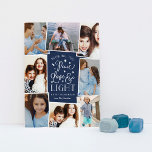 Fred, Kärlek och ljus | Hanukkah Photo Collage Julkort<br><div class="desc">Hanukkah-fotokortet med vacker typografi har åtta av dina favoritfoton från familjen i en samlingslayout. "Wishing you peace,  kärlek and light this Hanukkah and Always" visas i mitten av en vit handskriven typografi på en marin blå bakgrund med stjärnor. Anpassa med din anpassningsbar Julhälsningar och familjen namn.</div>