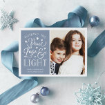 Fred, Kärlek och ljus | Hanukkah Photo Julkort<br><div class="desc">Modern typografi-baserad Hanukkah-fotokort ger ditt favoritfoto med "Fred,  Kärlek och ljus" bredvid den vita stil-typografin med bokstäver. Anpassa med din familj namn,  ditt enskilda namn och/eller ditt anpassningsbar-meddelande.</div>