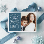 Fred, Kärlek och ljus | Hanukkah Photo Julkort<br><div class="desc">Modern typografi-baserad Hanukkah-fotokort ger ditt favoritfoto med "Fred,  Kärlek och ljus" bredvid den vita stil-typografin med bokstäver. Anpassa med din familj namn,  ditt enskilda namn och/eller ditt anpassningsbar-meddelande.</div>