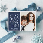 Fred, Kärlek och ljus | Hanukkah Photo Julkort<br><div class="desc">Modern typografi-baserad Hanukkah-fotokort ger ditt favoritfoto med "Fred,  Kärlek och ljus" bredvid den vita stil-typografin med bokstäver. Anpassa med din familj namn,  ditt enskilda namn och/eller ditt anpassningsbar-meddelande.</div>