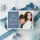 Fred, Kärlek och ljus | Hanukkah Photo Julkort<br><div class="desc">Modern typografi-baserad Hanukkah-fotokort ger ditt favoritfoto med "Fred,  Kärlek och ljus" bredvid den vita stil-typografin med bokstäver. Anpassa med din familj namn,  ditt enskilda namn och/eller ditt anpassningsbar-meddelande.</div>