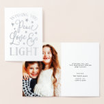 Fred, Kärlek och ljus | Hanukkah Photo Silver Folierat Kort<br><div class="desc">Hanukkah-kortet som är baserat på fetiös typografi har "Fred,  Kärlek och ljus" på framsidan av den handskrivna folie som är märkt med stil silver. Lägg till ett favoritfamiljefoto på insidan och anpassa med ett anpassningsbar-meddelande och namnteckning.</div>