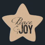 Fred och glädje - julklappar stjärnformat klistermärke<br><div class="desc">Juldekaler med ett naturligt,  enkelt utseende,  har en papper solskenbakgrund med svart typografiktext som lyder Peace & Joy! Vi har samma förenklade utformning på kort,  på porto frimärke och på omkringliggande returetiketter!</div>