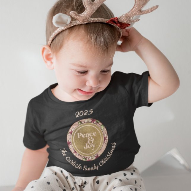 Fred och glädje, Rosa, Guld-familjens Namn-jul T Shirt (Peace & Joy Pink Gold Family Name Christmas Baby T-Shirt with Light-Colored Text for Dark Shirts.)
