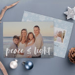 Fred och ljus | Hanukkah-fotokort Julkort<br><div class="desc">Moderna Hanukkah-fotokort har ditt favoritorienterade vågrät- eller porträtt-orienterade foto med "fred och ljus" överlagrad i penseltypografi med vita bokstäver. Lägg till namn och året därunder och anpassa snöflummen med ytterligare tre foton och ett personligt meddelande.</div>