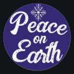 Fred på Earth Stickers Runt Klistermärke<br><div class="desc">Använda de här klistermärkena till jul,  kuvert,  gåvor,  bakning,  köket,  märkre,  hantverk osv... Utformningen kommer från originalkonst.</div>