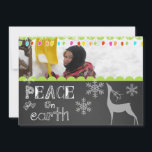 Fred på Jorden Chalkboard Helgdag Photo Card Julkort<br><div class="desc">En krita ser bakgrunden med coola vit text som lyder "Fred på jorden" på framsidan och "Joy to the World" på baksidan med snöflingor, en vit silhouette hjort och färgstark träd ljus med områden som du kan anpassa med namn och foto! Den här roligten är ett färgstarkt helgdag-fotokort ett måste...</div>