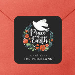 Fred på jorden Jul Fyrkantigt Klistermärke<br><div class="desc">En söt julklapp med en duva i en blommigt krans med ord Peace on Earth. Juldekalen är designad i svart,  röd och vit. Anpassa den med ditt namn,  för dina julklappar i år. Designad av Blackberry Boulevard.</div>