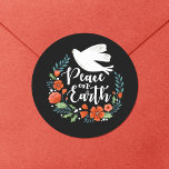 Fred på jorden Jul Runt Klistermärke<br><div class="desc">En söt julklapp med en duva i en blommigt krans med ord Peace on Earth. Juldekalen är designad i svart,  röd och vit. Anpassa den med ditt namn,  för dina julklappar i år. Designad av Blackberry Boulevard.</div>