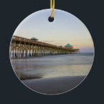Fred på kvällen på Folly Beach Julgransprydnad Keramik<br><div class="desc">En sen kvällsolnedgång, lång exponering för Pier på Folly Beach i South Carolina. Fiskepiren är 24 fot bred och sträcker sig över 1 045 fot in i Atlanten. Tittar du fler utskrifter eller produkter? Besök gärna min butik: http://www.zazzle.com/timelessmomentsphtgy Det här fotot togs av Jennifer White med tidslös fotografi. Alla bilder...</div>