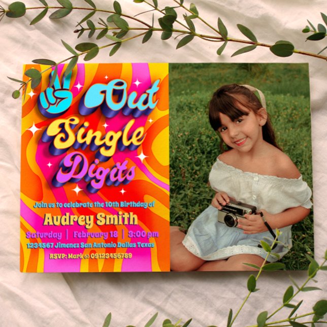 Freda sig enkelt siffer Jag är 10 med foto Inbjudningar (Peace Out Single Digits - Groovy Retro 10th Birthday Landscape Invitation with Photo)