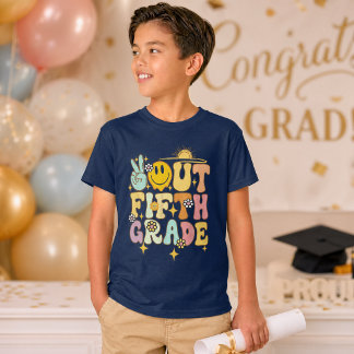 Freda ut femman klass 2026 Färgglada ungar Examen T Shirt