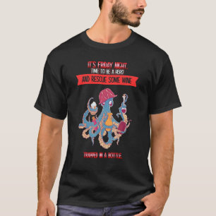 Fredag Nattens Rädding Några Vin som säger Humor T Shirt