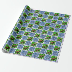 Fredbjörn som slår in papper presentpapper