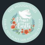 Freden på julets returadress - etikett<br><div class="desc">En söt julåtervändandeadressetikett med en duva i en blommigt krans med ord Peace on Earth. Juladressetiketten är designad i blått och vitt. Anpassa den med ditt namn,  för julklappen i år. Designad för dig av Blackberry Boulevard.</div>