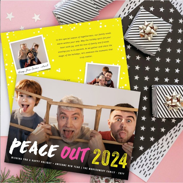 Freden ut 2024 Modern foto med fetstil Julkort (Peace Out 2024 Bold Brush Typography Modern Photo Holiday Card @ fat_fa_tin)