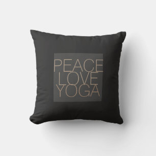 fredens kärlek yoga-kudde på grått kudde