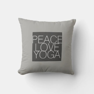 fredens kärlek yoga-kudde på grått kudde