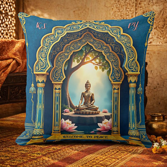 Fredfull guld Buddha mediterar i Indien Kudde (India inspired pillow featuring a golden Buddha under an ornate archway - with custom texts/monogram)