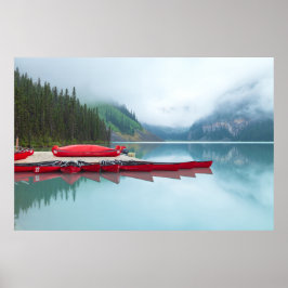 Fredfull naturskönhet Lake Louise med röda kanoter Poster