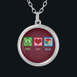 Fredkärlekbokar Silverpläterat Halsband<br><div class="desc">En gullig bibliotekariejulgåva som presenterar en fredstecken,  hjärta och en bunt av romaner. Fredkärlekbokar gör en bragåva för en författare,  en författare eller en romanförfattare. Rolig bokmaldesign för en lärare.</div>