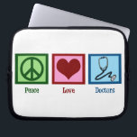 Fredkärlekdoktorer Laptop Fodral<br><div class="desc">En fredstecken,  en hjärta och en doktor stetoskop.</div>