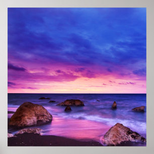 Fredlig Beach Sunset med Sten och grumlig himlar Poster