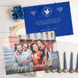 Fredlig Joyous Lycklig Hanukkah Modern Foto Julkort<br><div class="desc">Skicka Hanukkah hälsning med ett familjefoto av fullt på framsidan med kompletterande vit typsnitt av "Lycklig Hanukkah" och innevarande år över grund på fotot. På motsatt sida finns ett budskap till behålla eller personlighet och till ställe för din familj eller enskilda namn. Två enkla menorahs och en fredsduva är på...</div>