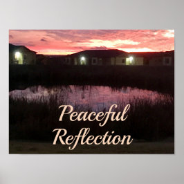 Fredlig reflektion solnedgång över dammen poster