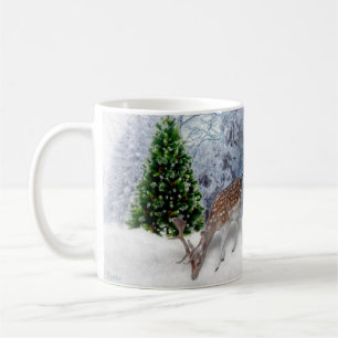 Fredlig skog med julmugg för hjortar kaffemugg