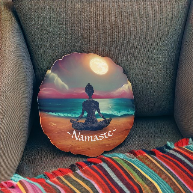 Fredlig Yoga Meditation Moonlight Himlar Ocean Bea Rund Kudde (Skapare uppladdad)